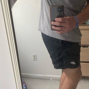 6 inch inseam Nike Woven Shorts. Worn ONCE. In perfect condition. Size Large.